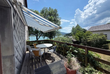 Propriété de rendement bénéficiant d'une vue imprenable sur le lac de Joux avec potentiel de développement
