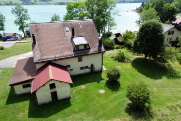Propriété de rendement bénéficiant d'une vue imprenable sur le lac de Joux avec potentiel de développement