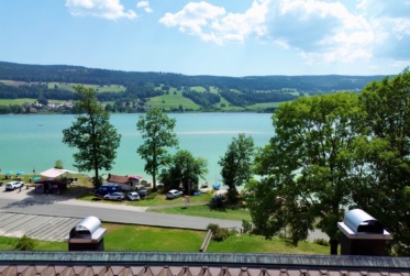 Propriété de rendement bénéficiant d'une vue imprenable sur le lac de Joux avec potentiel de développement